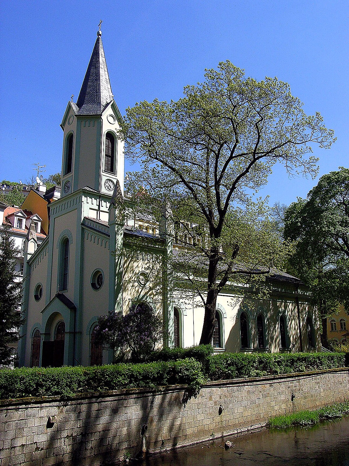 
<span>Kostel svatých Petra a Pavla (Karlovy Vary)</span>

