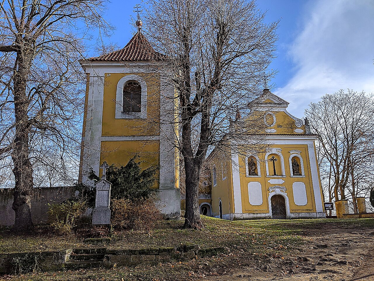 
<span>Kostel svatých Petra a Pavla (Jirny)</span>
