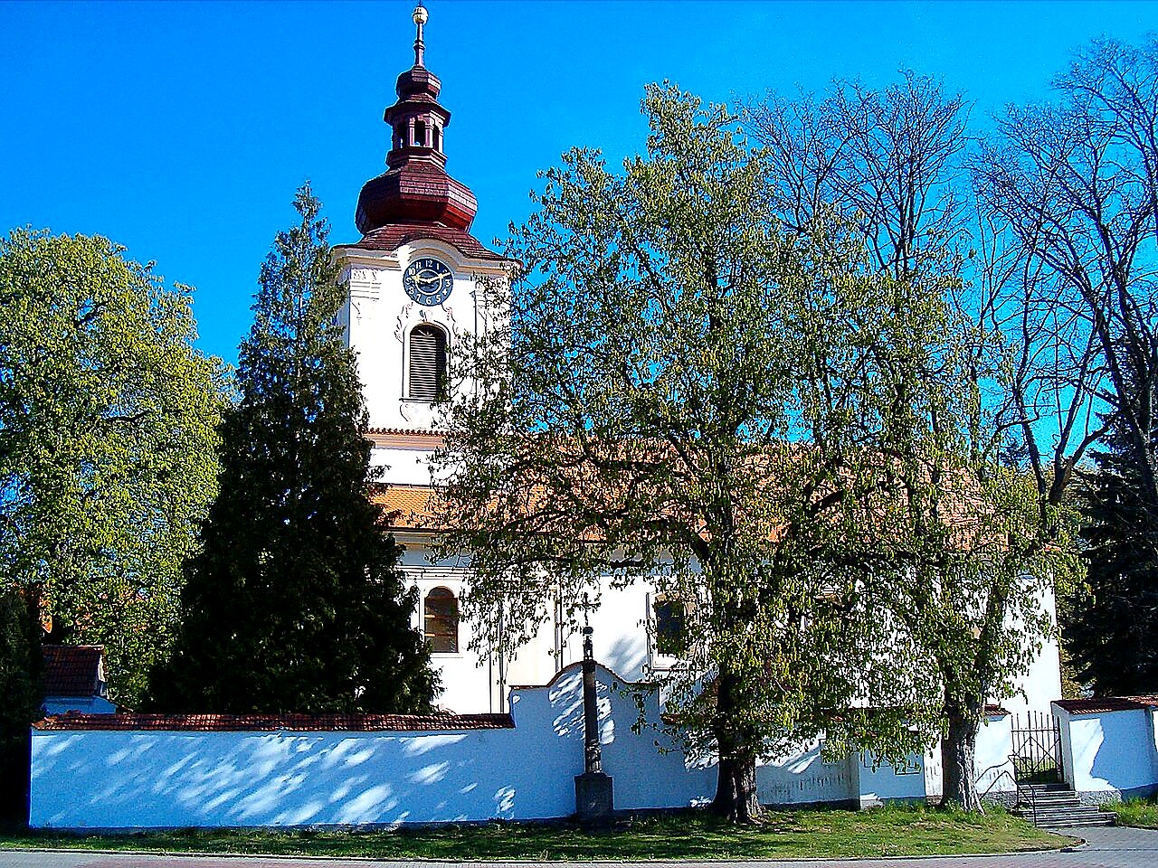 
<span>Kostel svatých Petra a Pavla (Petrovice)</span>

