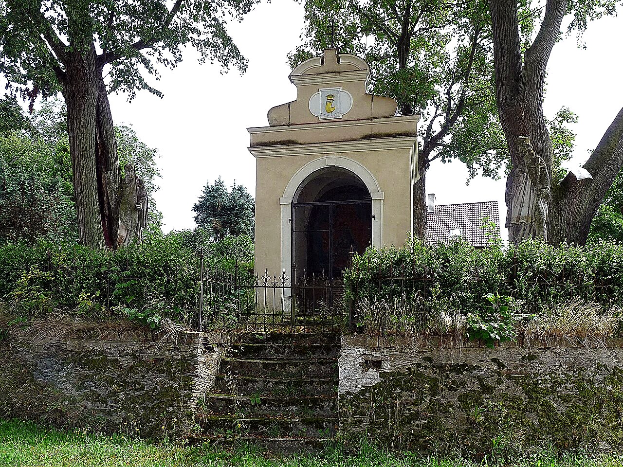 
<span>Pohřební kaple Latourů</span>
