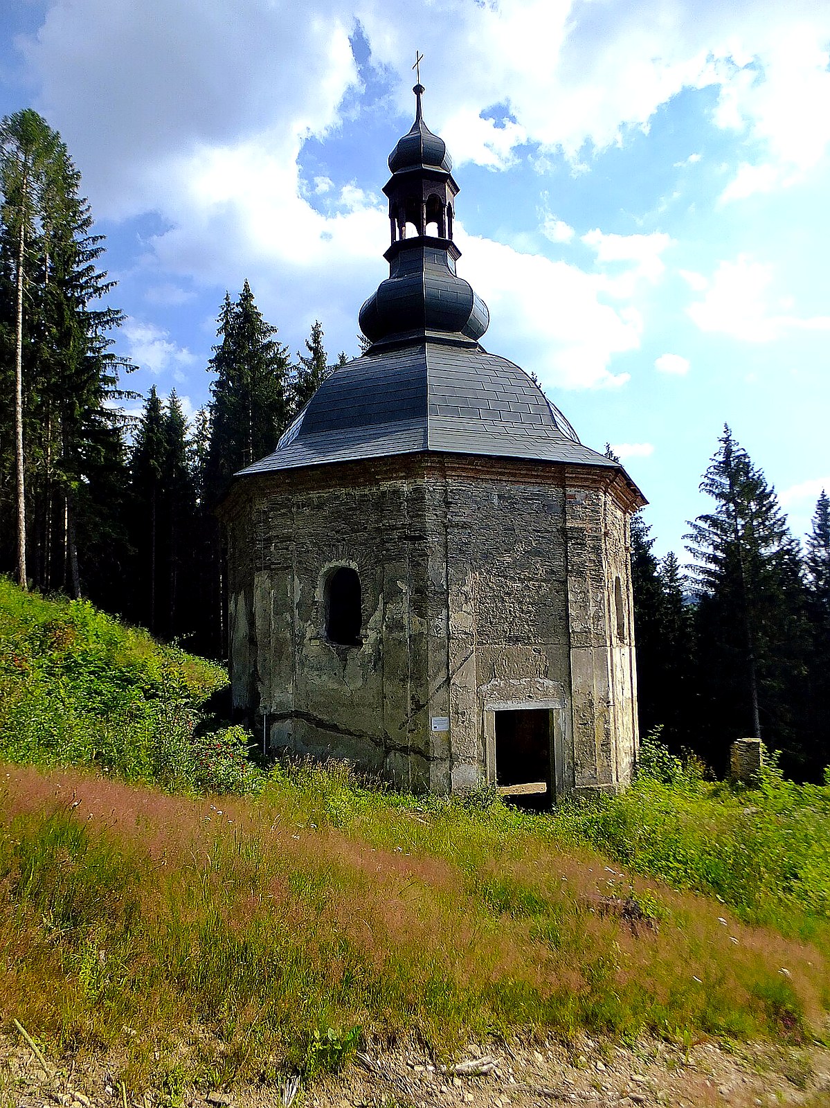 
<span>Poutní kaple Panny Marie Pomocné a křížová cesta</span>
