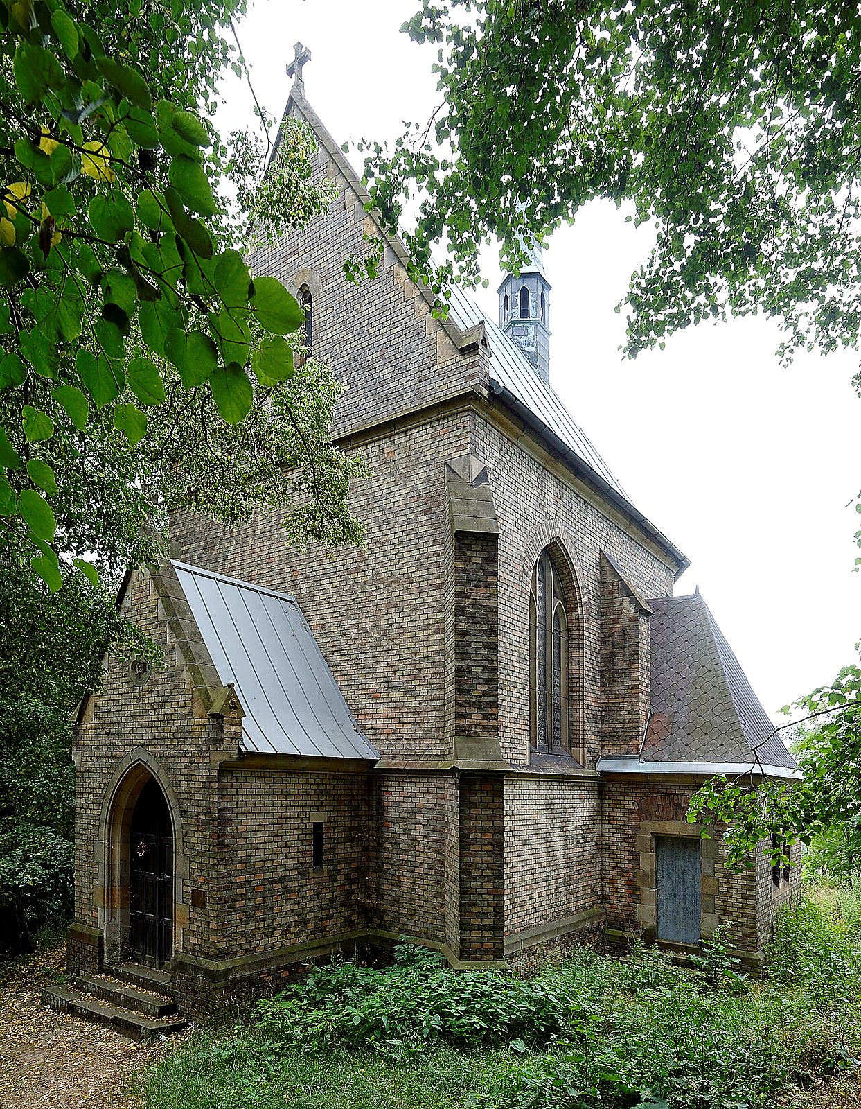 
<span>kaple Bolestné Panny Marie a studniční stavení</span>
