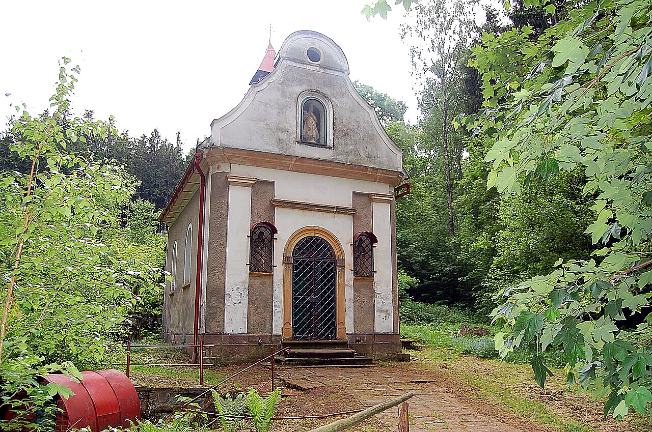
<span>kaple Nanebevzetí Panny Marie (Božanov)</span>

