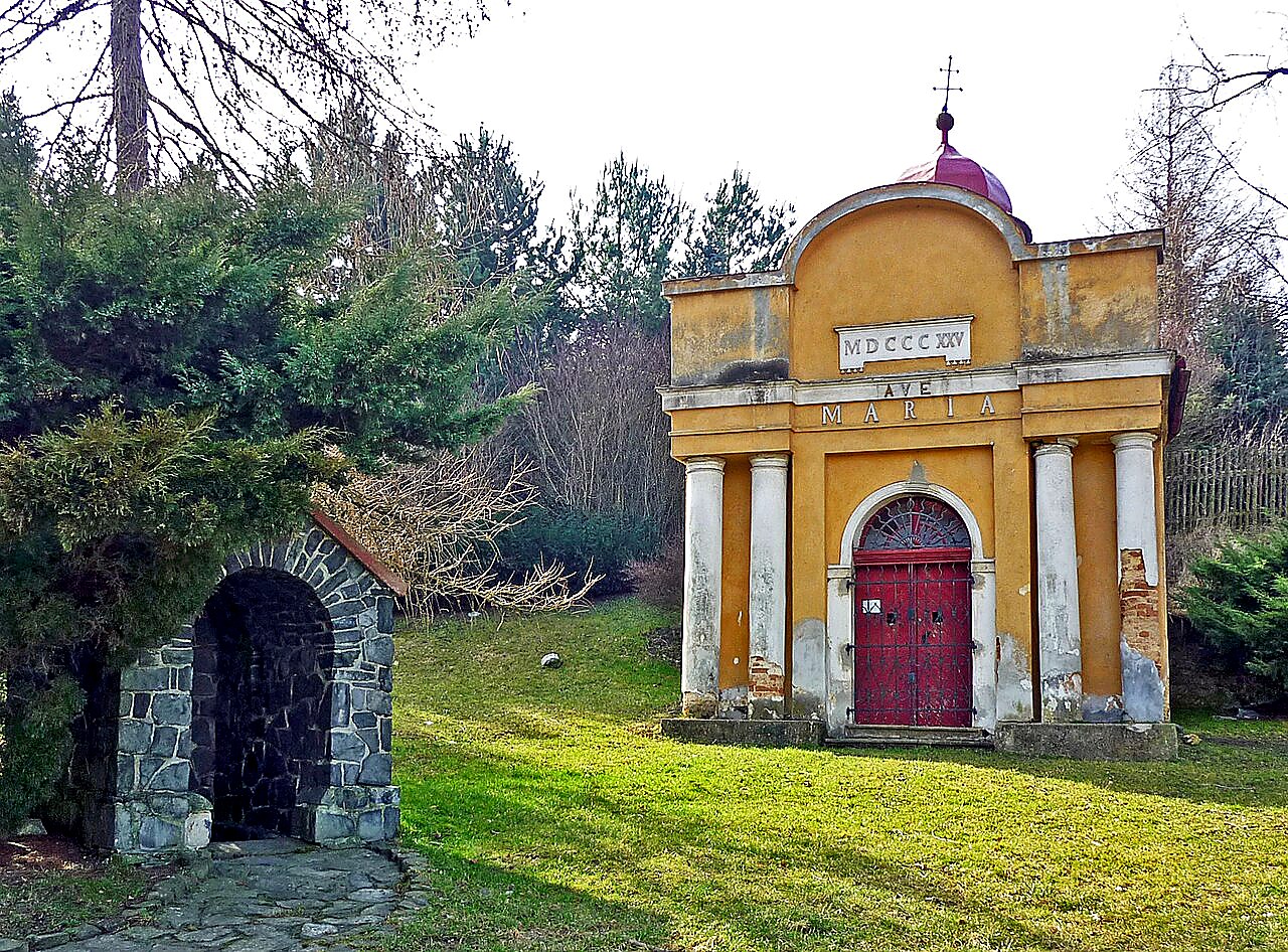 
<span>kaple Panny Marie Pomocné (Kostomlaty pod Milešovkou)</span>
