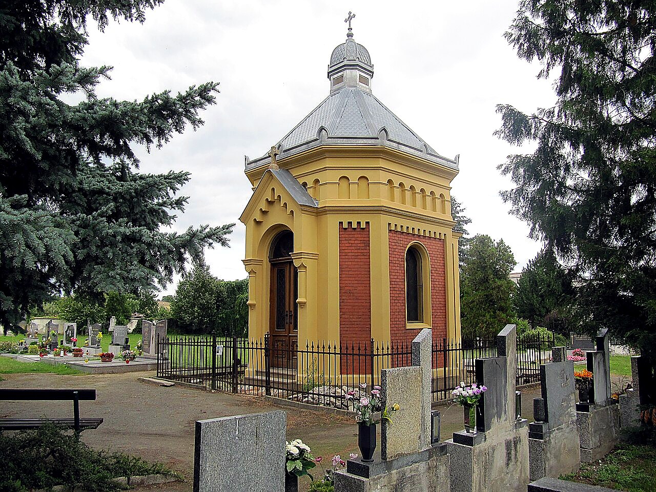 
<span>kaple s hrobkou na hřbitově v Hrušovanech nad Jevišovkou</span>
