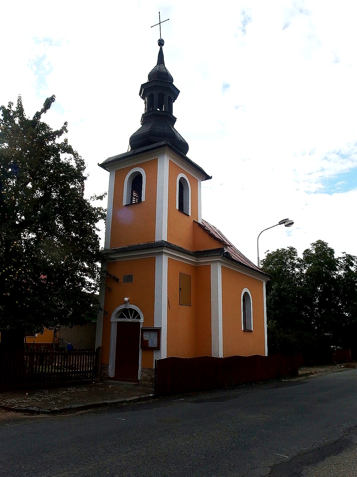 
<span>kaple svatého Jana Nepomuckého (Březce)</span>
