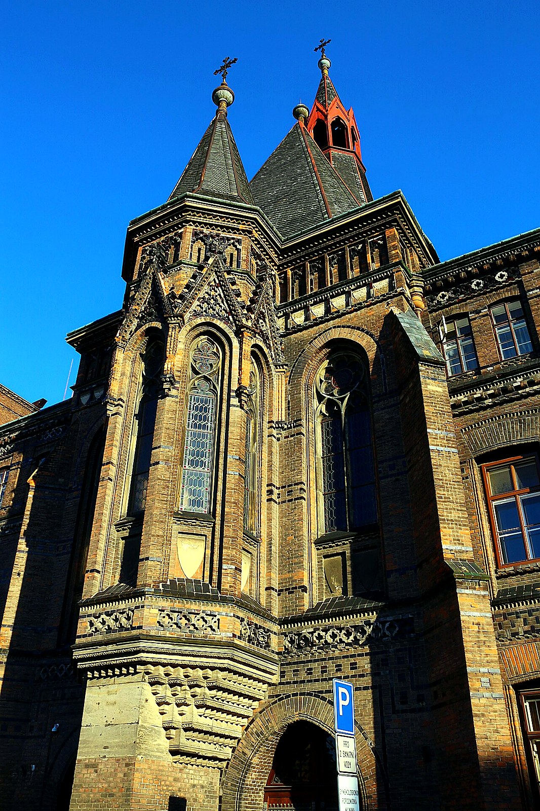 
<span>kaple svatého Kříže u Apolináře</span>
