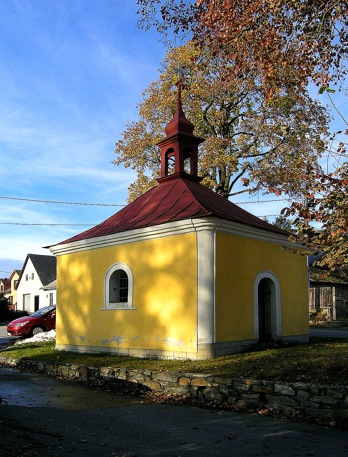 
<span>kaple svatého Petra a Pavla (Bílý Kámen)</span>
