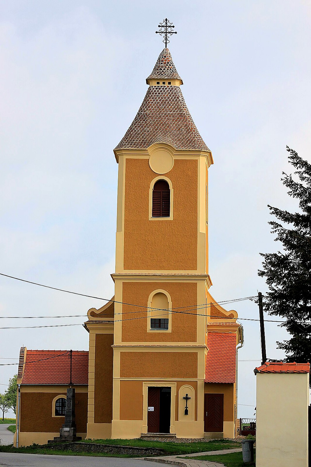 
<span>kostel Nalezení svatého Kříže (Chvalatice)</span>
