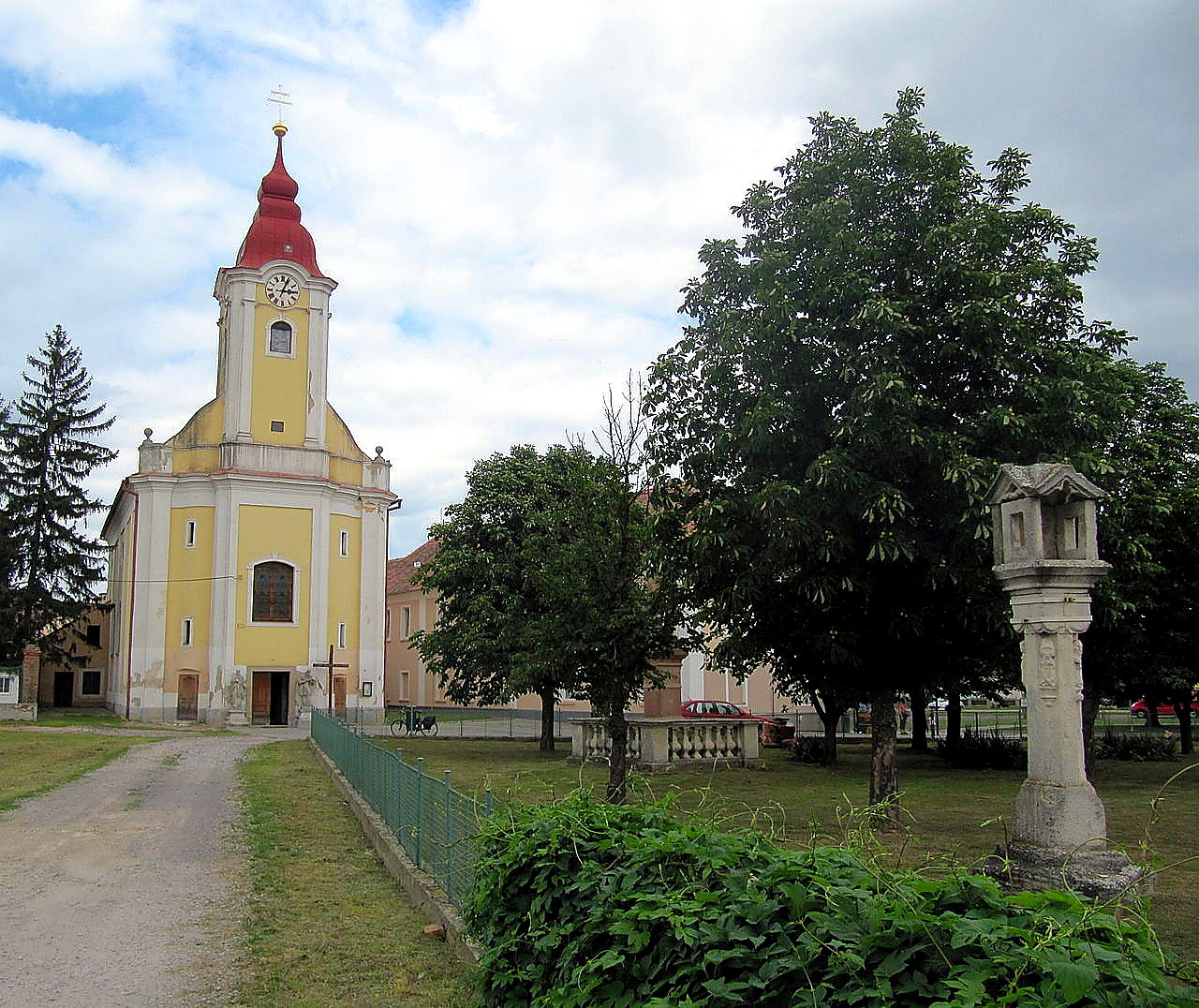 
<span>kostel Nanebevzetí Panny Marie (Hevlín)</span>
