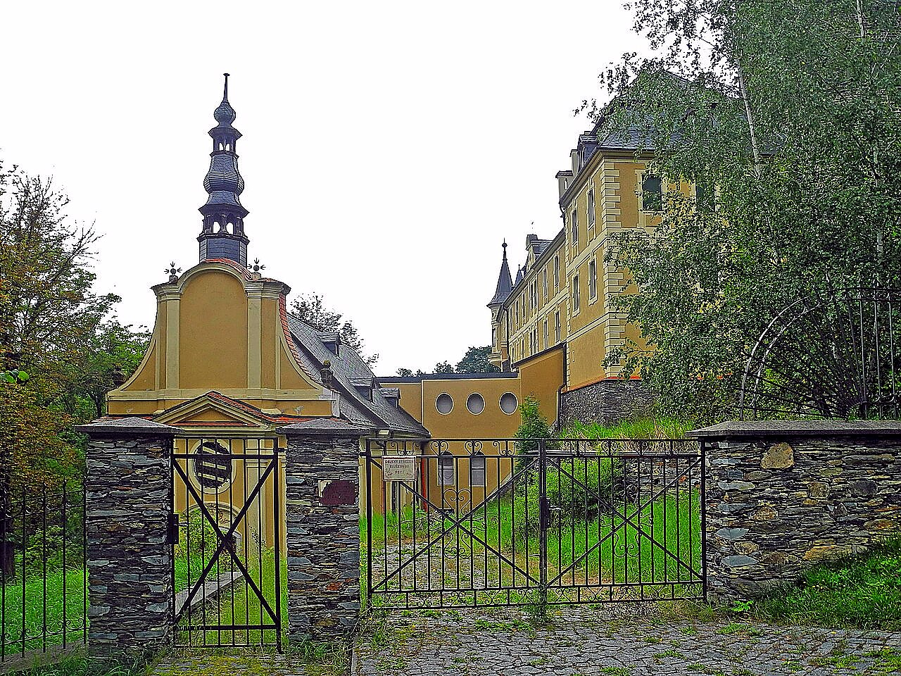 
<span>kostel Nejsvětější Trojice na zámku Starý Hrozňatov</span>
