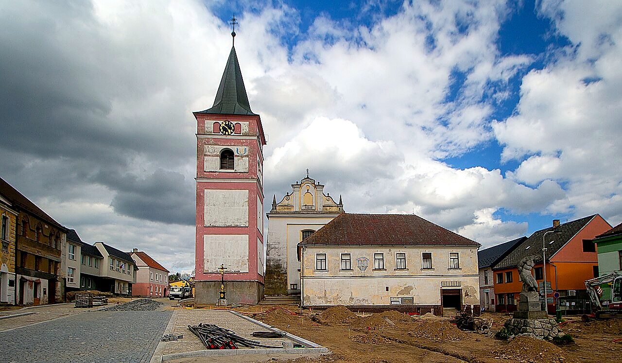 
<span>kostel Povýšení svatého Kříže v Černovicích</span>

