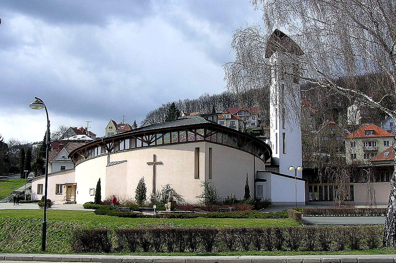 
<span>kostel svaté Rodiny (Luhačovice)</span>

