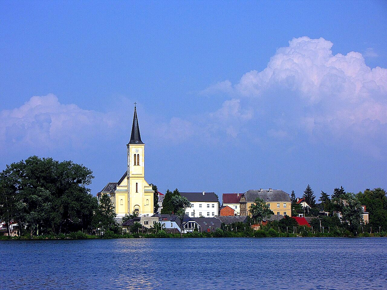 
<span>kostel svatého Martina (Dolní Benešov)</span>
