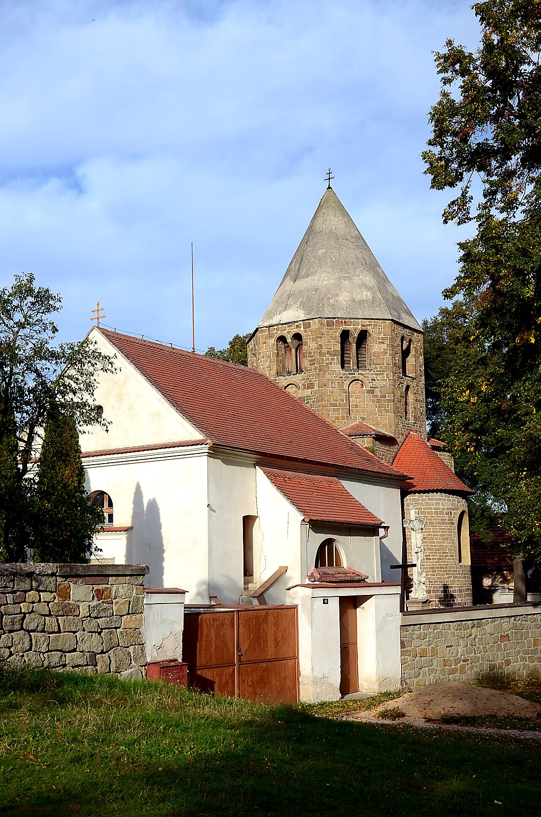 
<span>kostel svatého Petra a Pavla (Řeznovice)</span>
