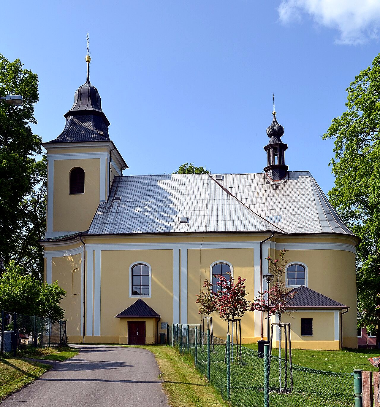 
<span>kostel svatého Petra a Pavla (Deštná)</span>
