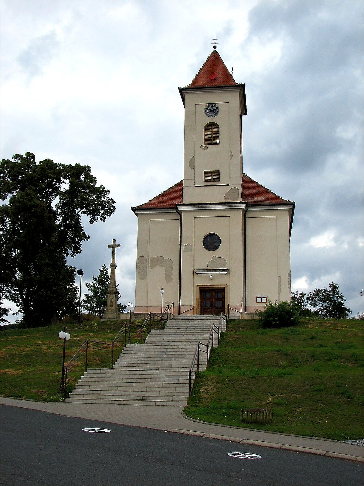 
<span>kostel svatého Petra a Pavla (Lovčice)</span>
