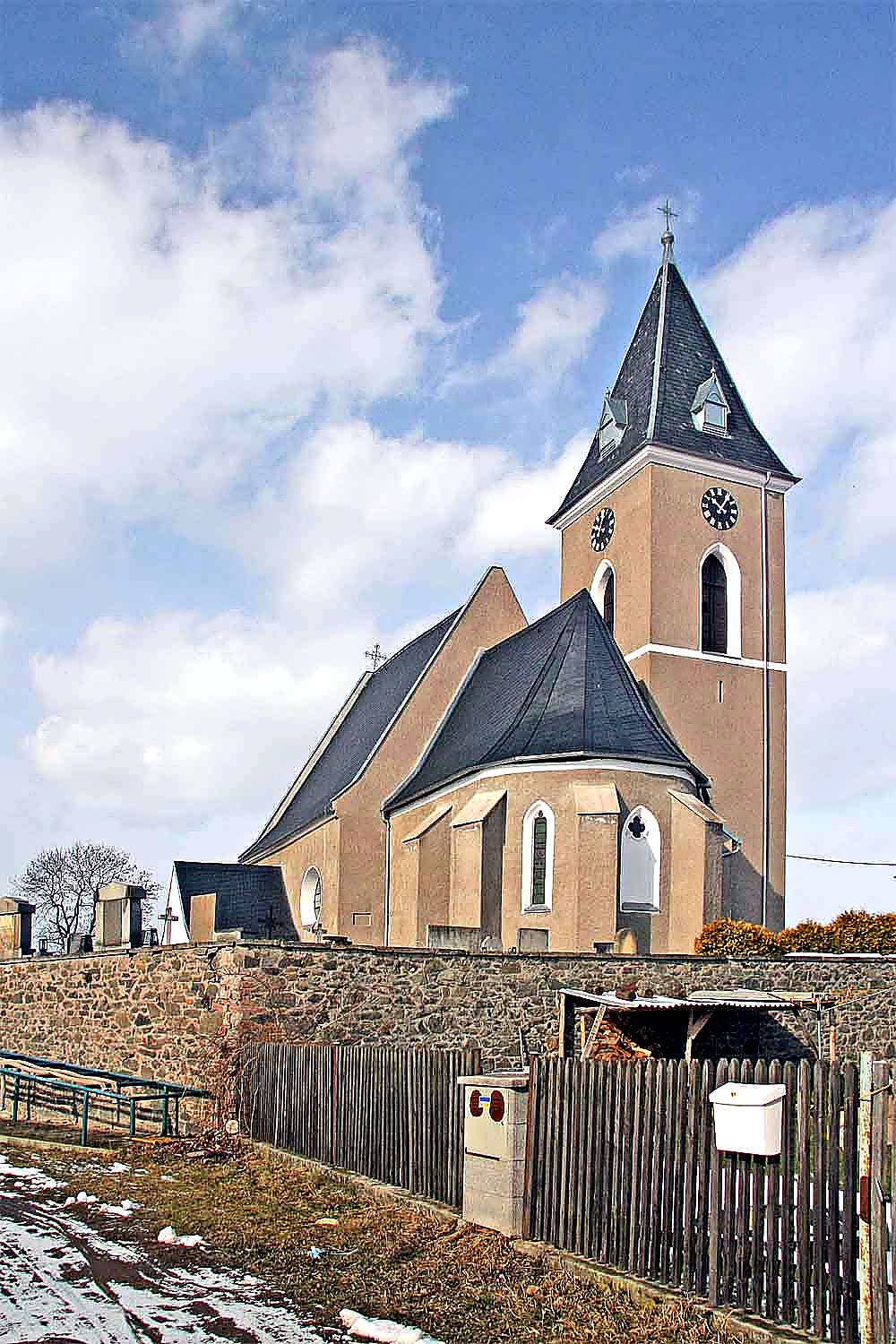 
<span>kostel svatého Petra a Pavla (Dříteč)</span>

