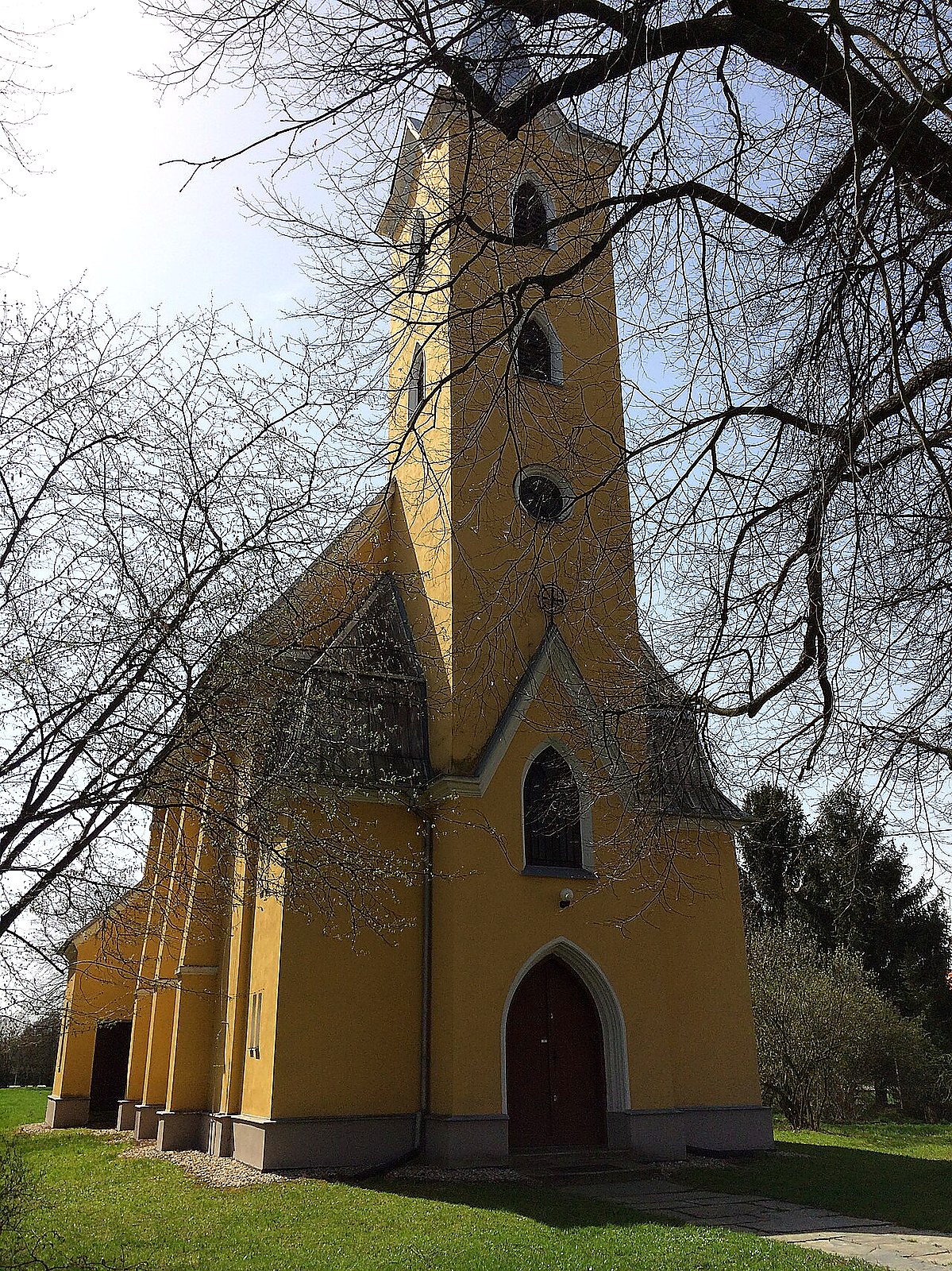 
<span>kostel svatého Petra a Pavla (Hlušovice)</span>
