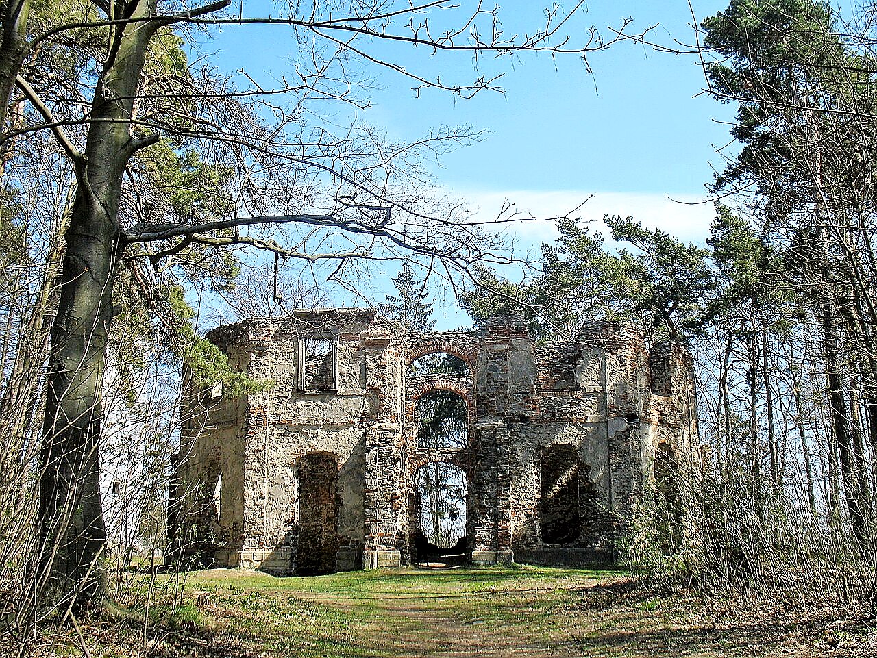 
<span>letohrádek Belveder s kaplí svatého Jana Křtitele na Vysoké</span>
