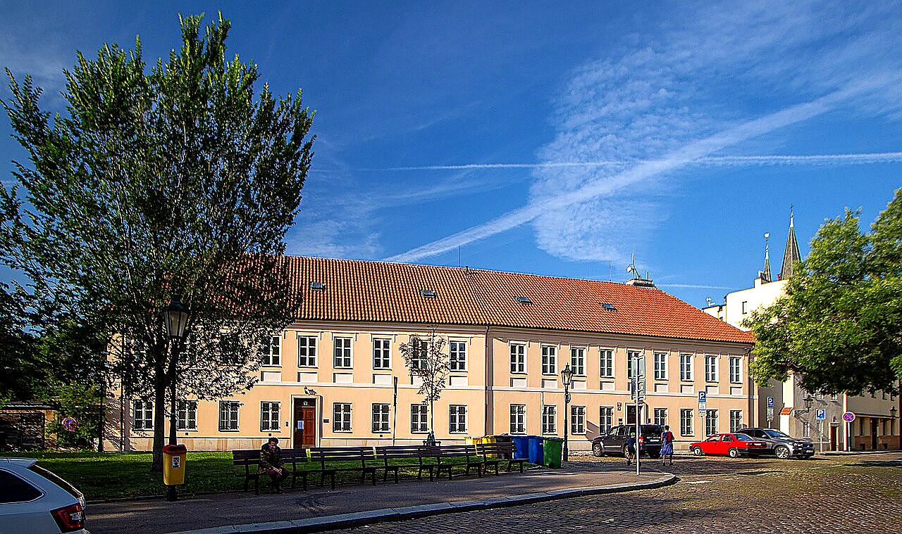 
<span>Apolinářská</span>
