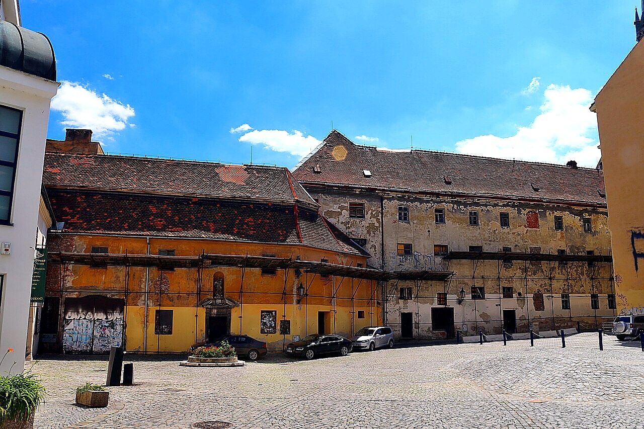 
<span>klášter františkánů</span>
