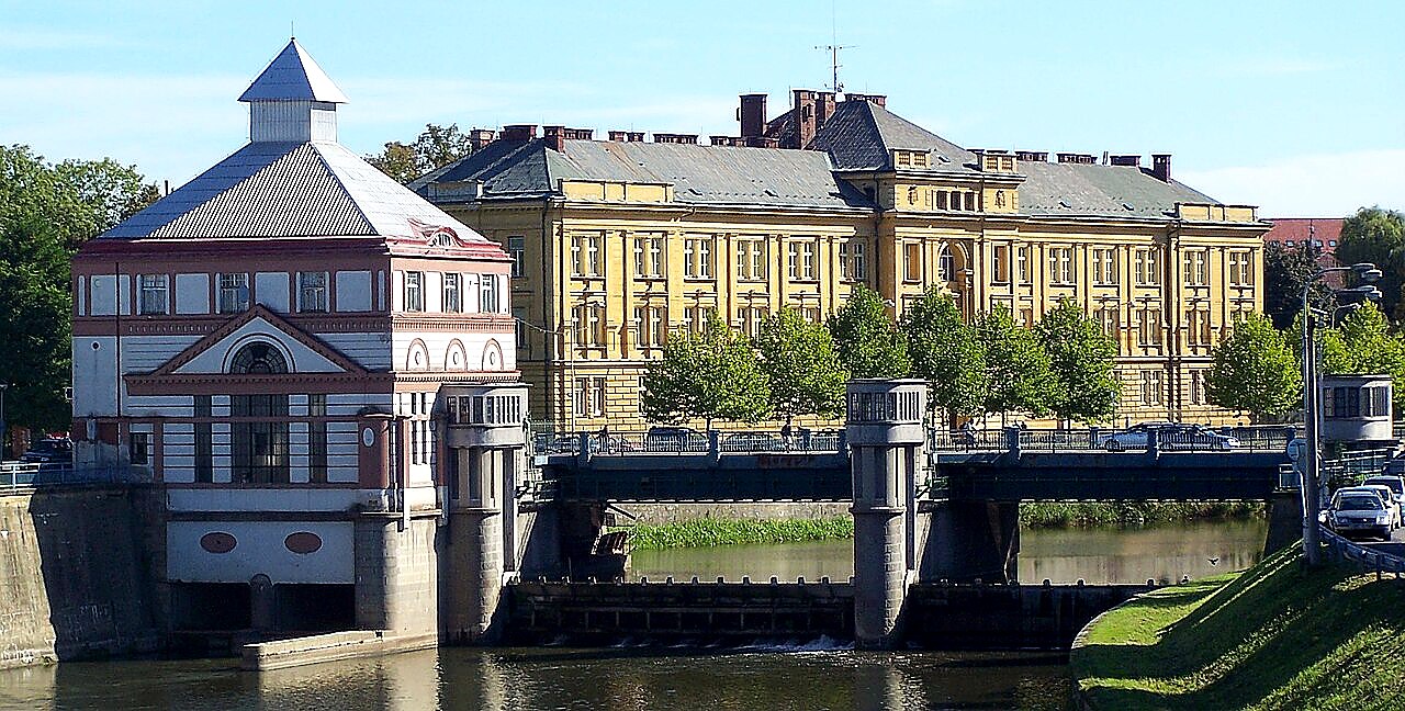 
<span>Moravský most s jezem a elektrárnou</span>
