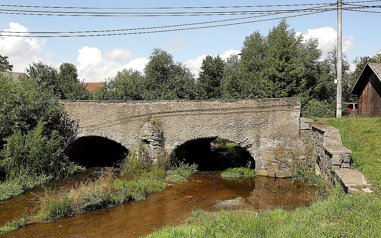 
<span>kamenný most přes Stržský potok ve Světnově</span>
