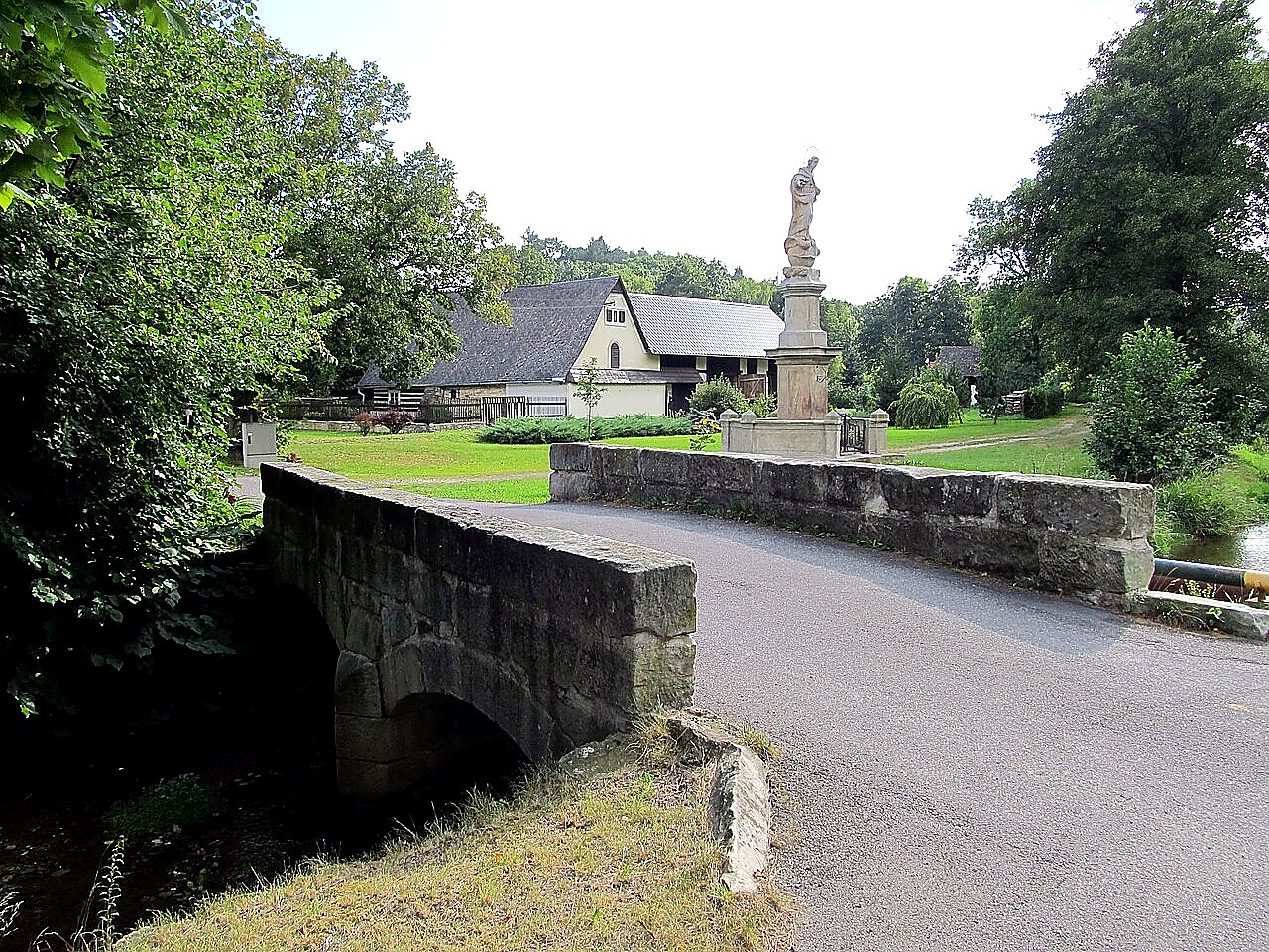 
<span>kamenný most ve Chvalkovicích</span>

