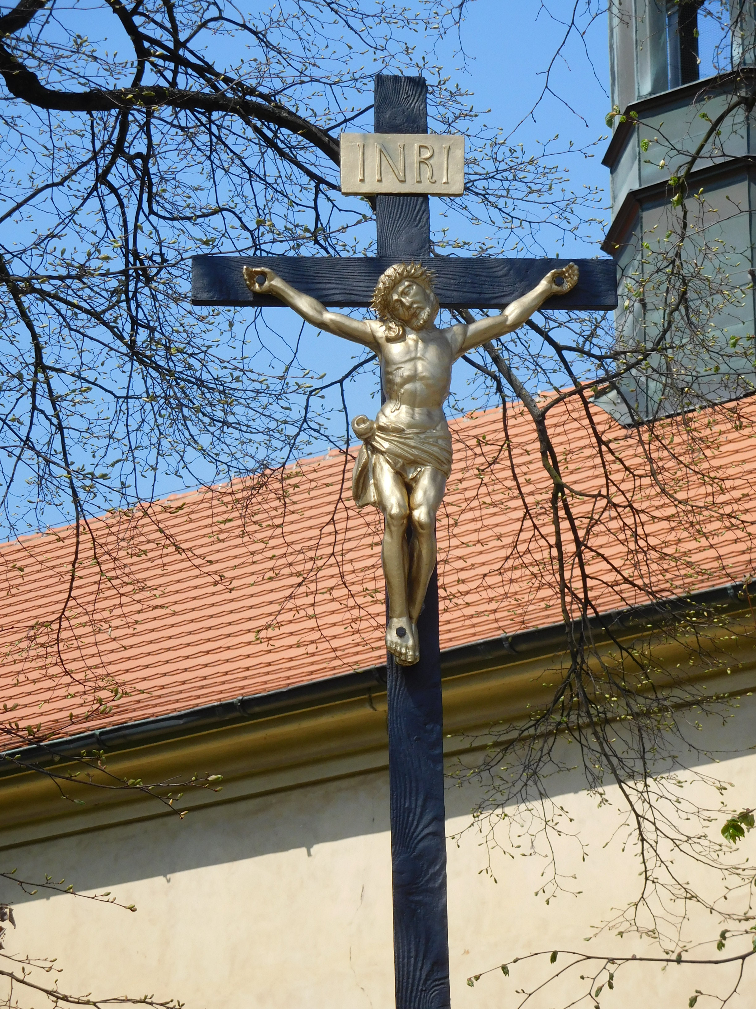 Dnešní pohled – Dřevěná zvonice u kostela Stětí sv. Jana v Hostivaři