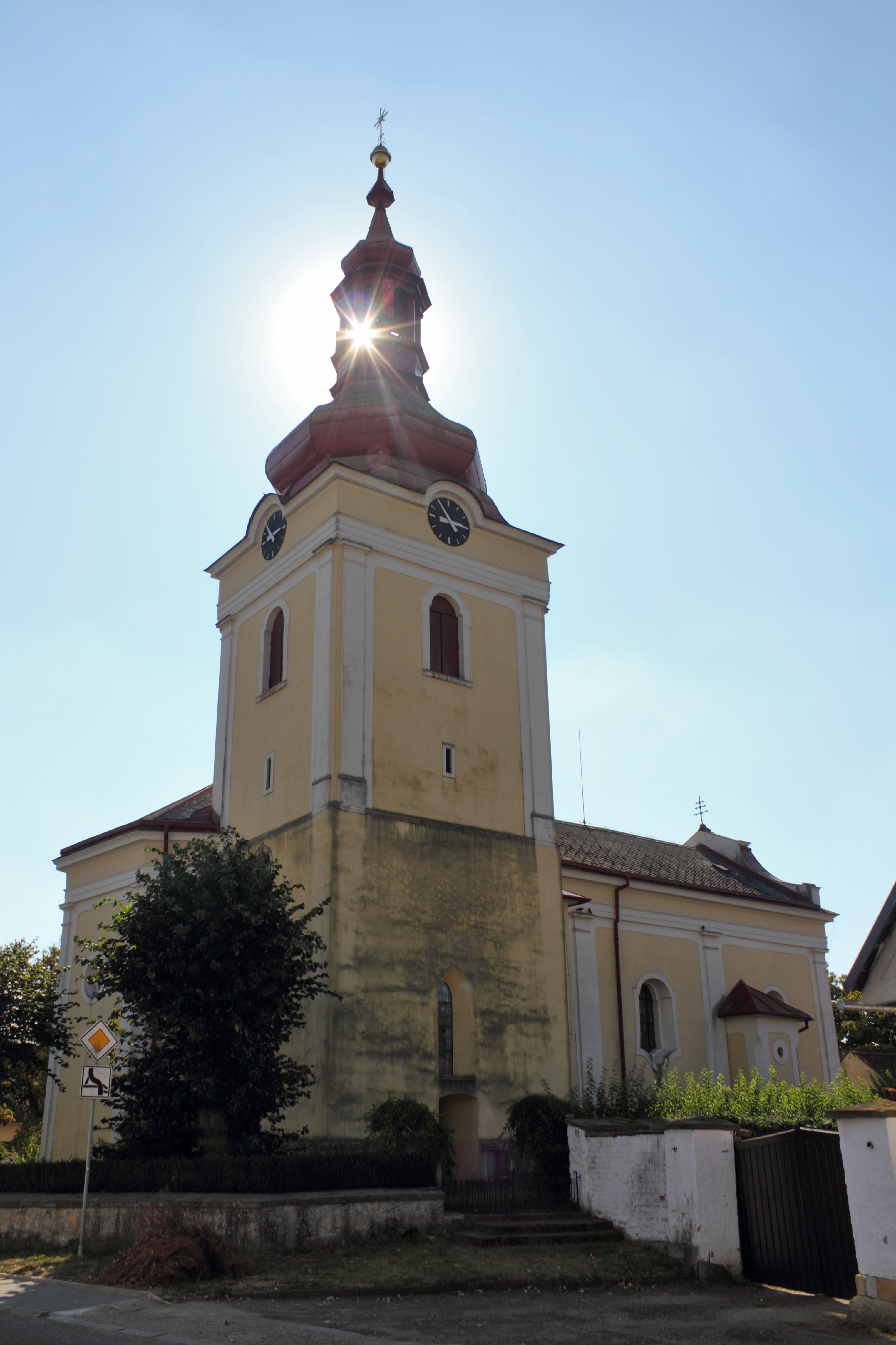 Dnešní pohled – Kostel svatého Petra a Pavla (Milovice u Hořic)
