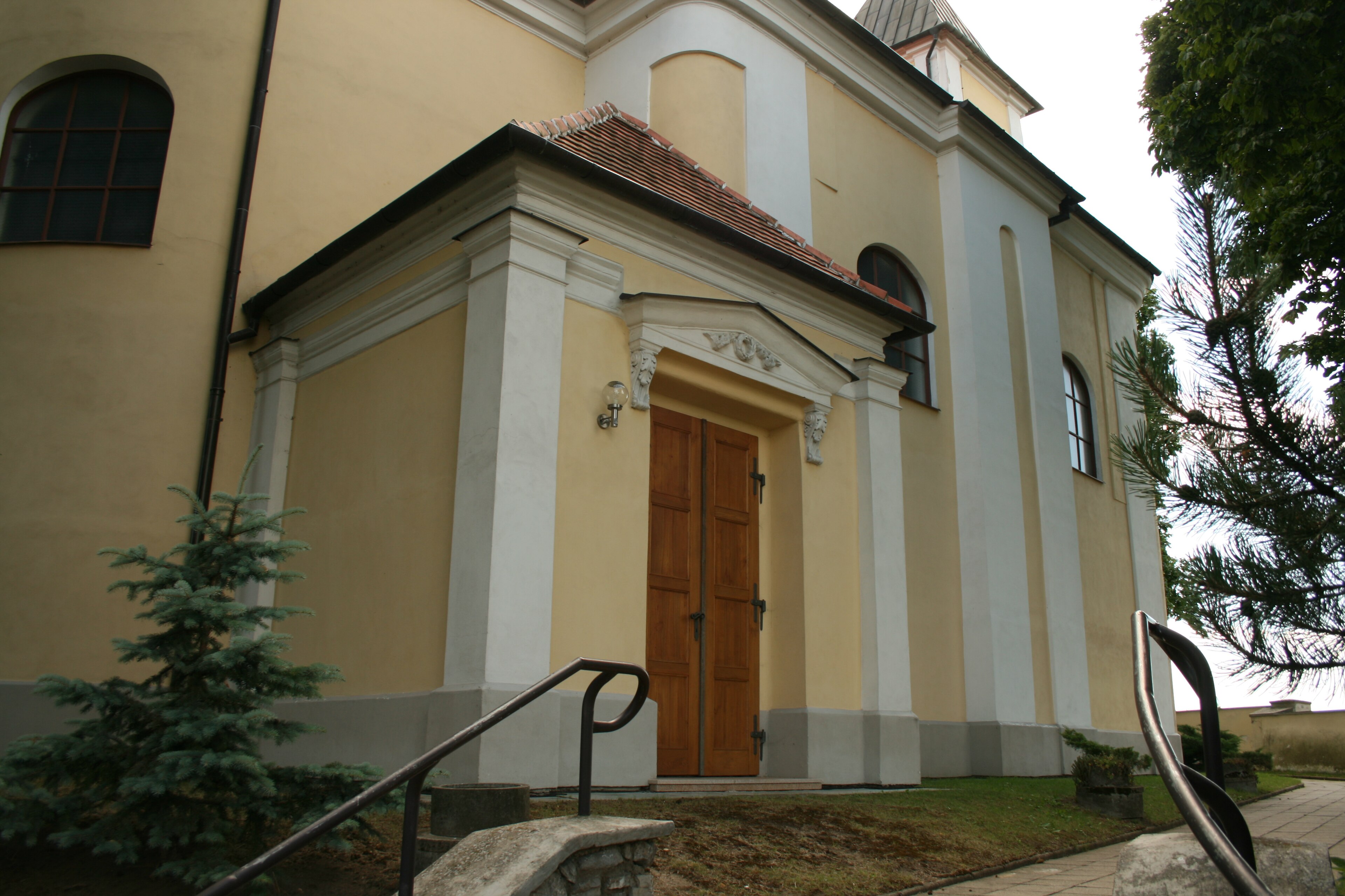 Dnešní pohled – kostel Povýšení svatého Kříže (Prace)