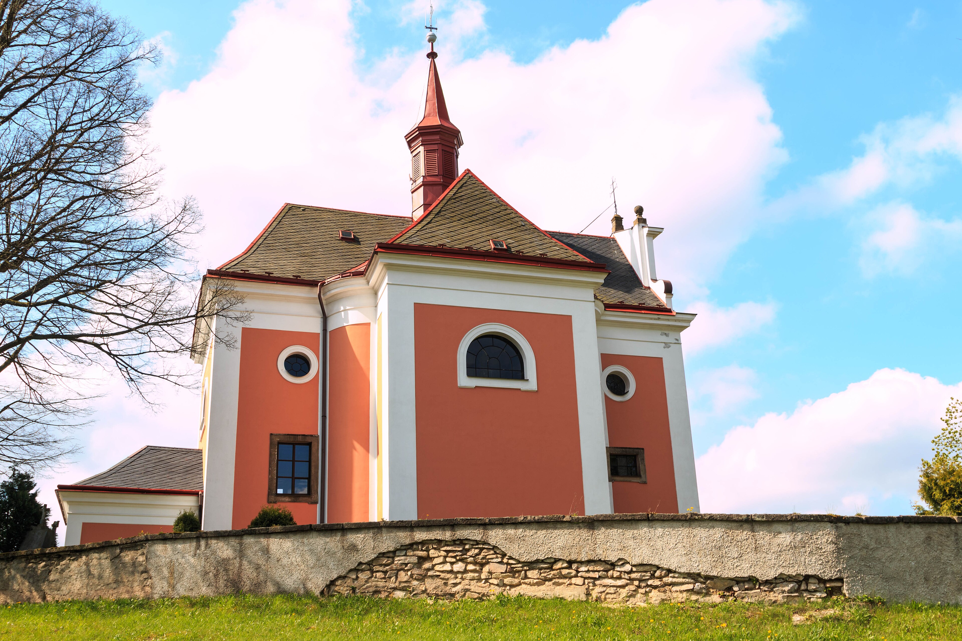 Dnešní pohled – kostel svaté Anny (Pustá Kamenice)