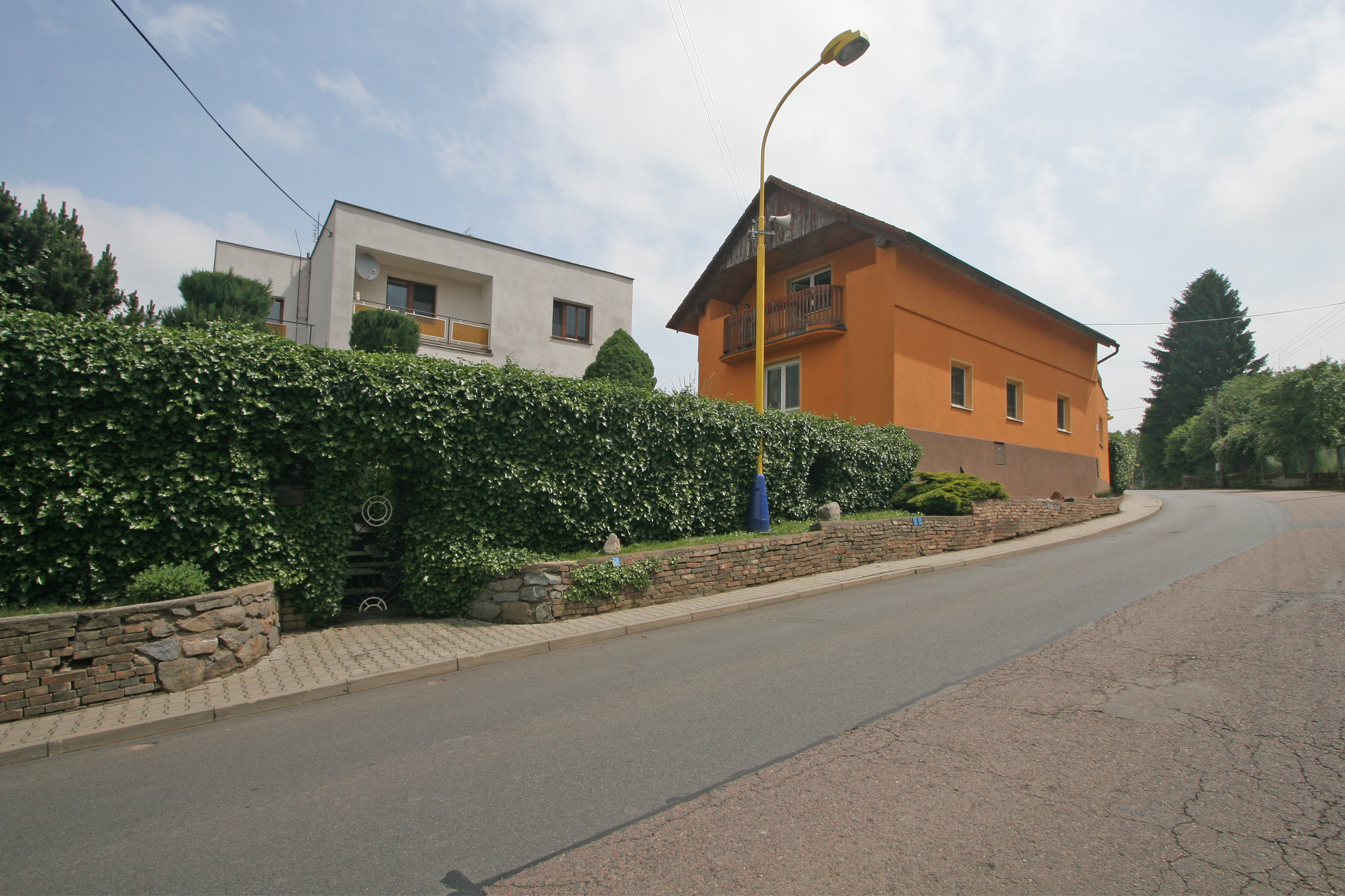 Dnešní pohled – kostel svatého Petra a Pavla (Rozhovice)