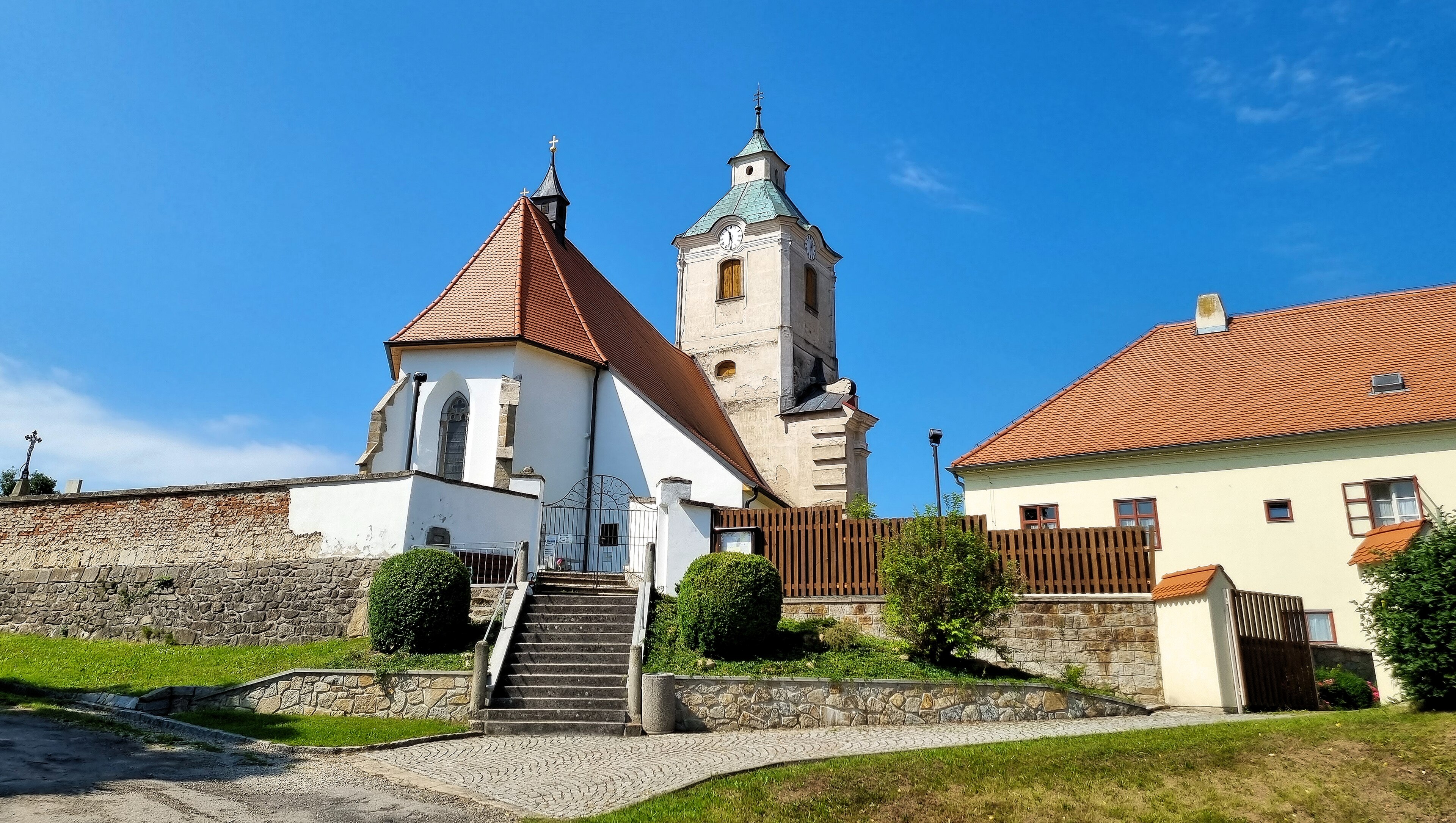 Dnešní pohled – kostel svatých Petra a Pavla (Volfířov)