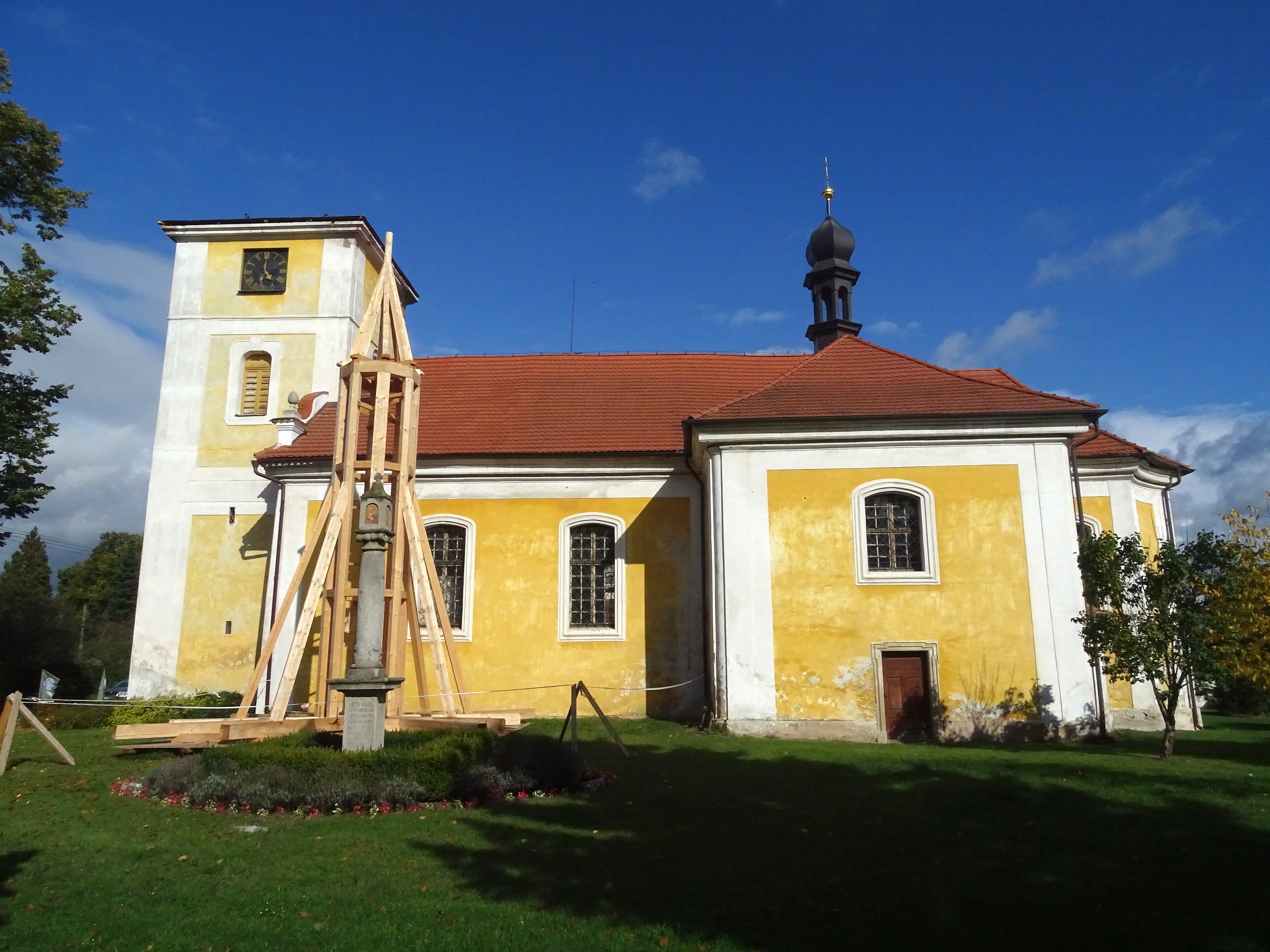 Dnešní pohled – kostel svatých Petra a Pavla (Dolní Lukavice)