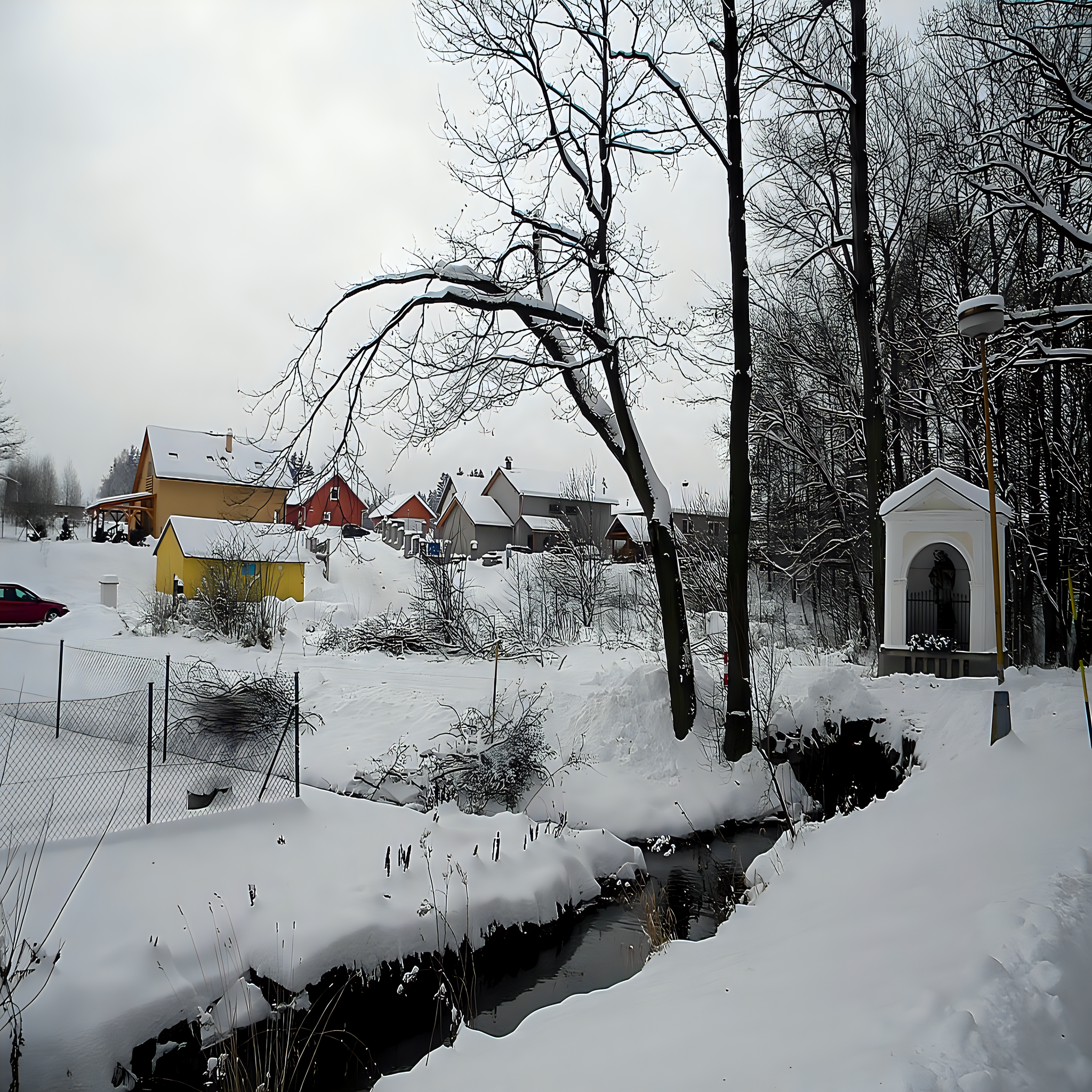 
<span>mostek s kapličkou a sochou svatého Jana Nepomuckého</span>
