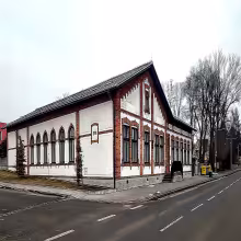 Dělnický dům, s pamětní deskou
