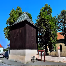 Dřevěná zvonice u kostela Stětí sv. Jana v Hostivaři