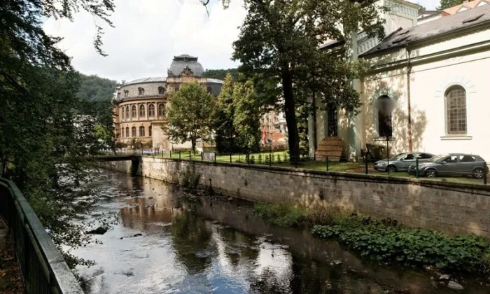Kostel svatých Petra a Pavla (Karlovy Vary)