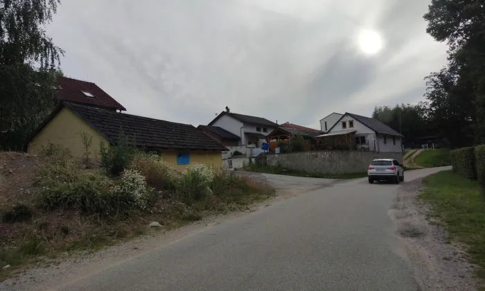 mostek s kapličkou a sochou svatého Jana Nepomuckého