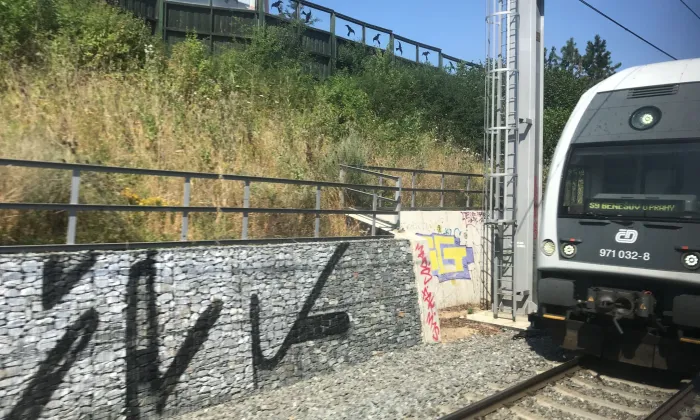 přemostění železnice u Pražské ulice v Hostivaři