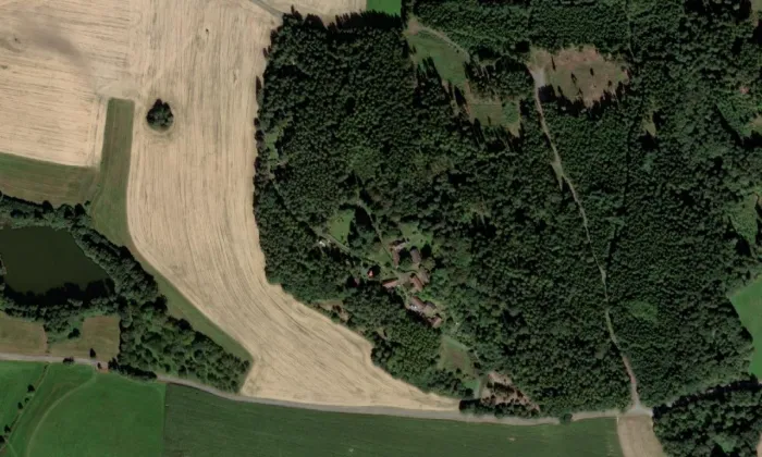 bývalý kostel Navštívení Panny Marie Hvožďany – letecký pohled