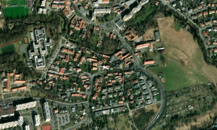Dřevěná zvonice u kostela Stětí sv. Jana v Hostivaři – letecký pohled