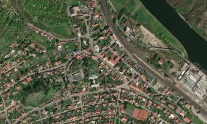 evangelický kostel v Libčicích nad Vltavou – letecký pohled