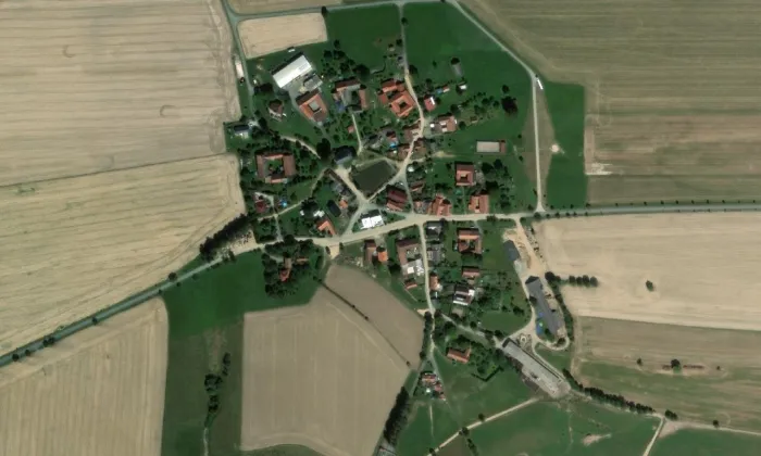 evangelický kostel ve Džbánově – letecký pohled