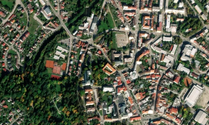 Františkánský klášter v Jindřichově Hradci – letecký pohled