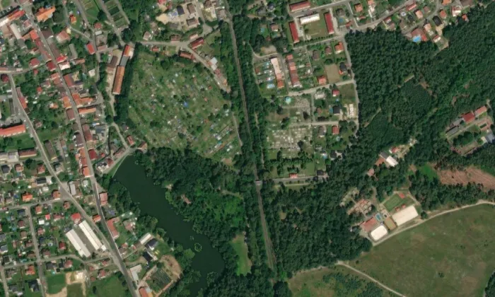 kaple na hřbitově v Doksech – letecký pohled
