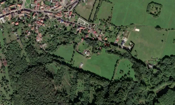 kaple Panny Marie Pomocné (Kostomlaty pod Milešovkou) – letecký pohled
