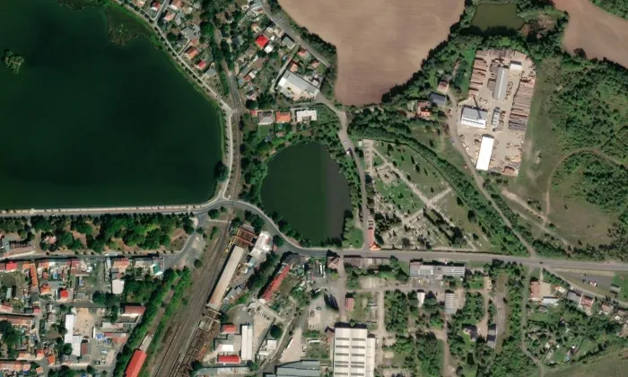kaple Panny Marie Pomocné u hřbitova v Duchcově – letecký pohled